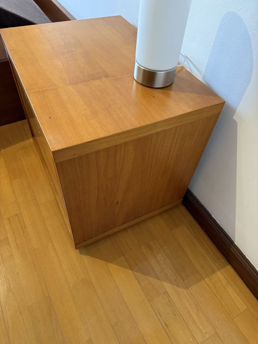 2 Mesas de cabeceira com 2 gavetas – muito bom estado