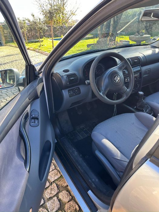 Carro económico em bom estado