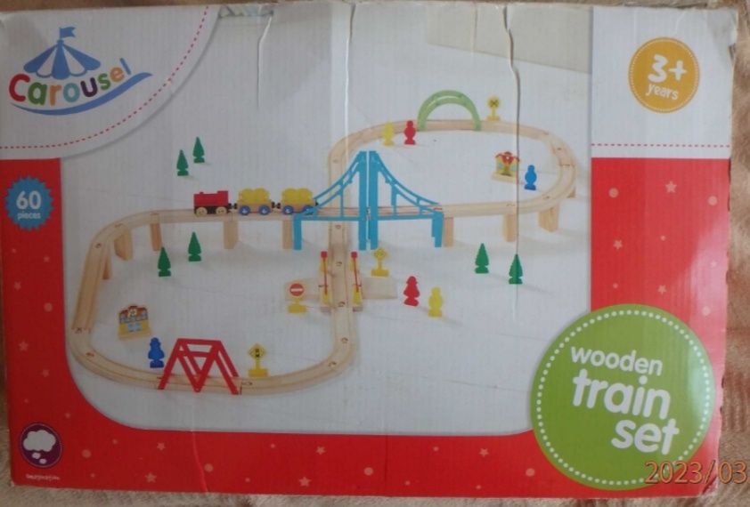 Carousel drewniany pociąg, kolejka + infrastruktura.