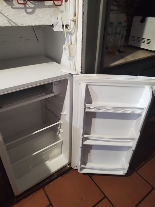 Refrigerador de cerveja, fritadeiras, pos com gaveta impressora, gaveta e ecrã tátil, frigorífico pequeno tudo em excelente estado