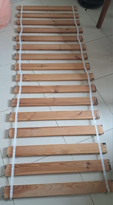 Cama de casal com colchão e estrado.