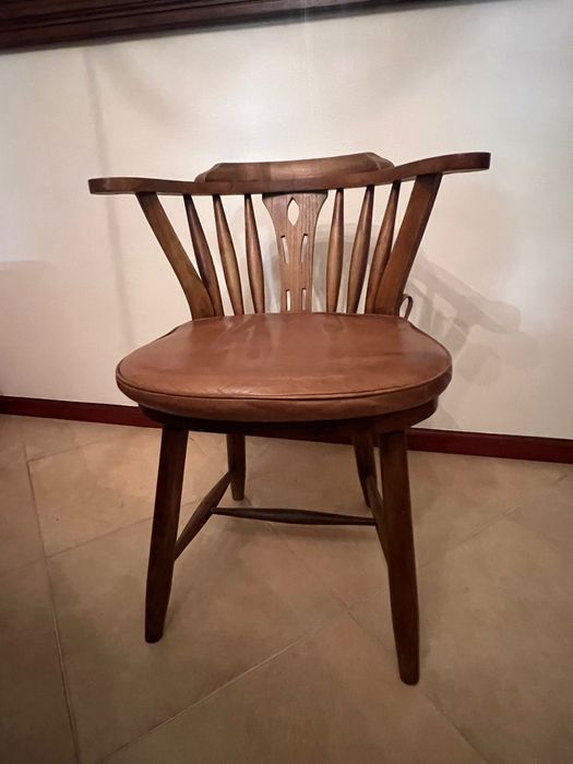 Mesa de jantar, em castanho maciço com 5 cadeiras