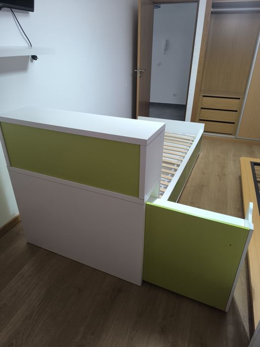 Cama de solteiro + colchão e mesas de cabeceira