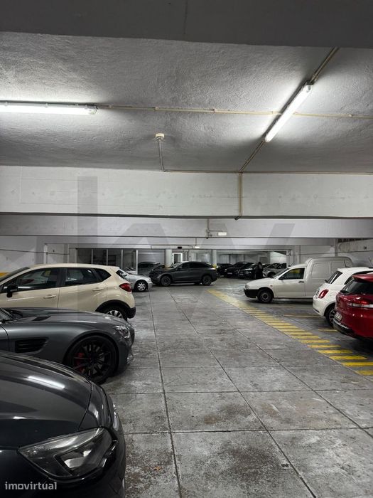 Garagem para Estacionamento – Junto à Praça de Velasquez (Porto)