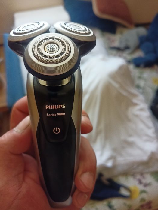 Golarka Philips z stacja czyszczoco ładująca