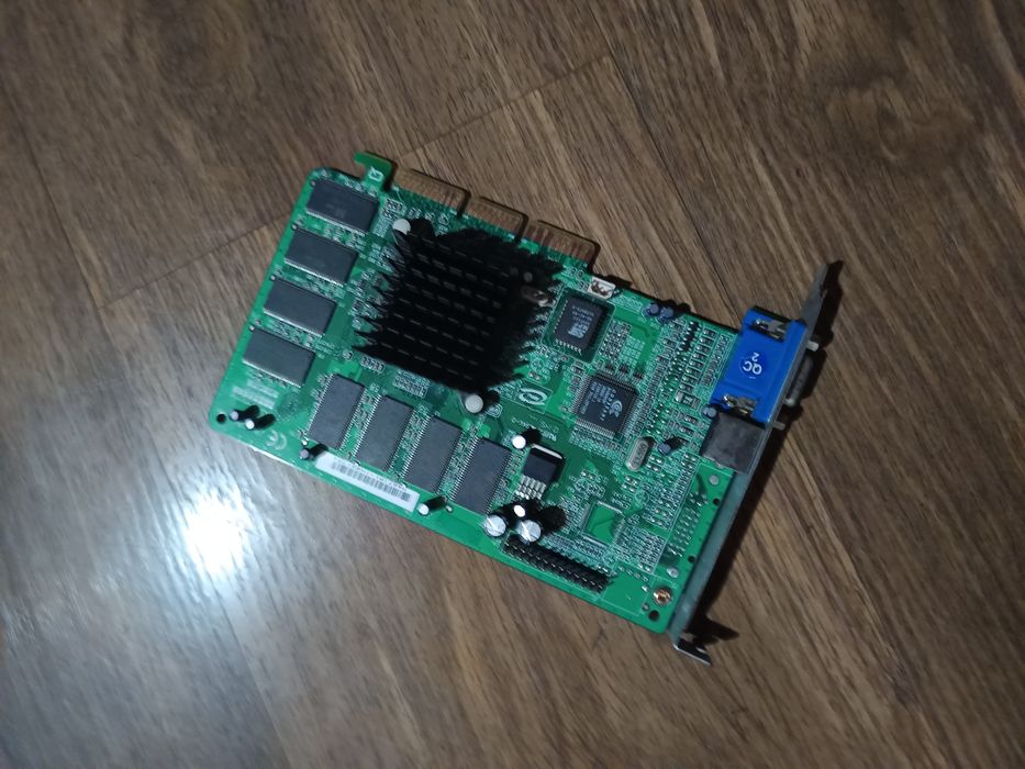 LEADTEK NVidia GEFORCE2 MX200 64mb 2852 agp