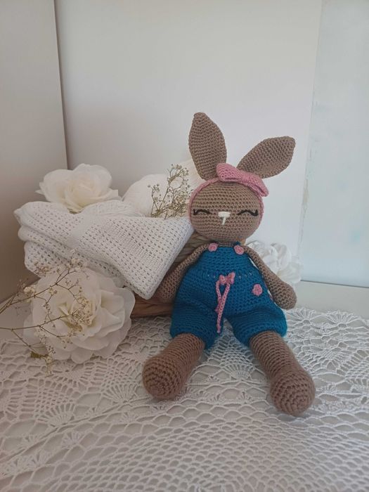 Króliczek w spodenkach - ręcznie robiona maskotka z włóczki