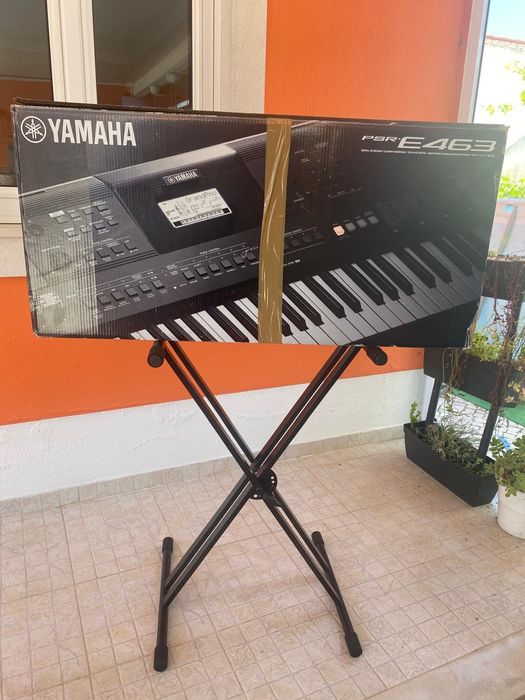 Teclado digital YAMAHA E463 com cavalete