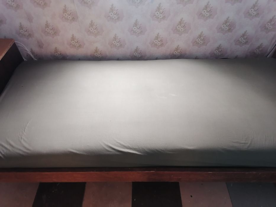 Кровать в гарному стані