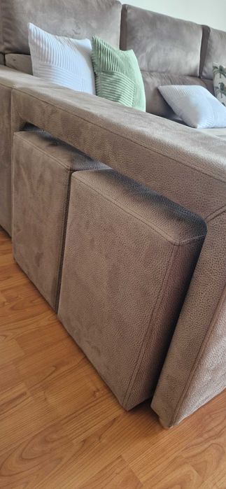 Sofá e mesinha de apoio