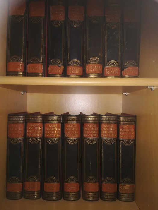 Grande enciclopédia portuguesa brasileira.