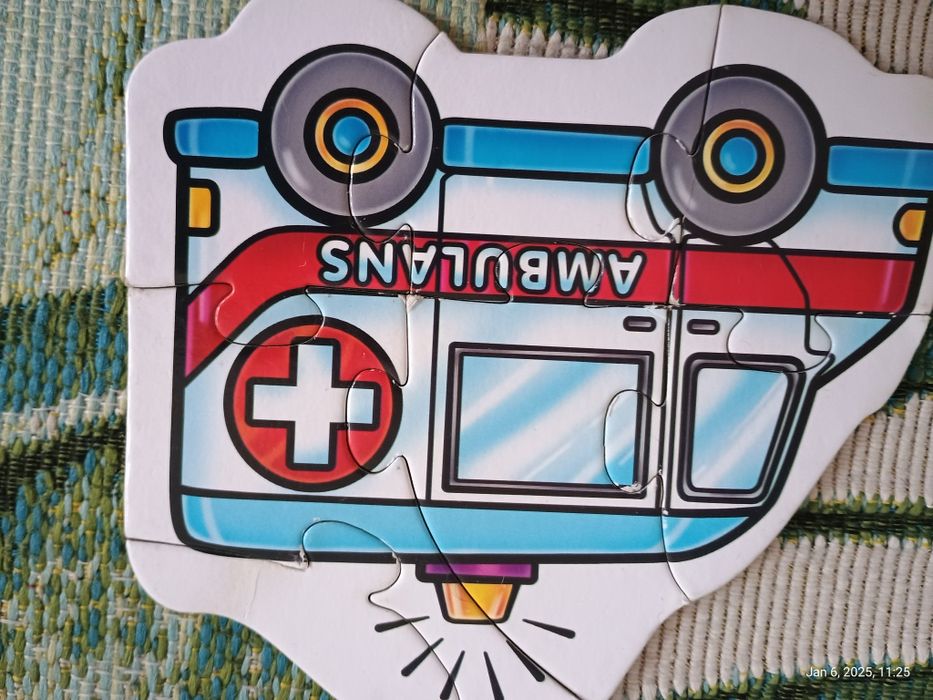 4 zestawy puzzli drewniane i kartonowe