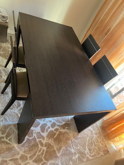 Mesa e 4 cadeiras em Madeira maciça