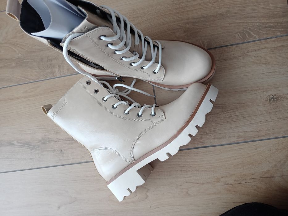 Beżowe botki Workery ocieplane ze sznurowaniem