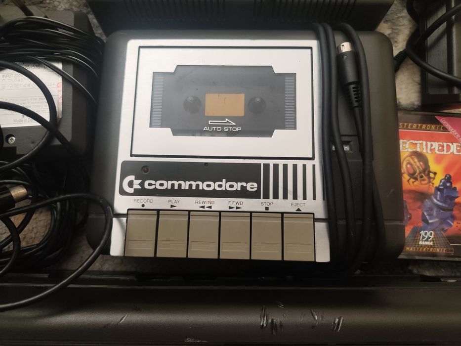 Ігровий ретро комп'ютер commodore