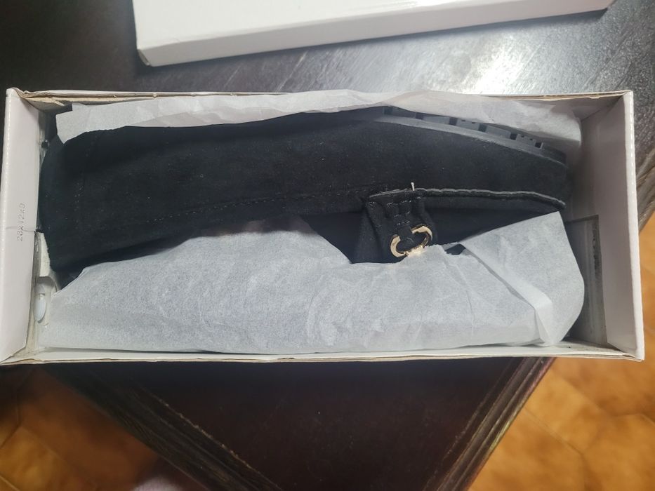 Sapatos pretos de camurça