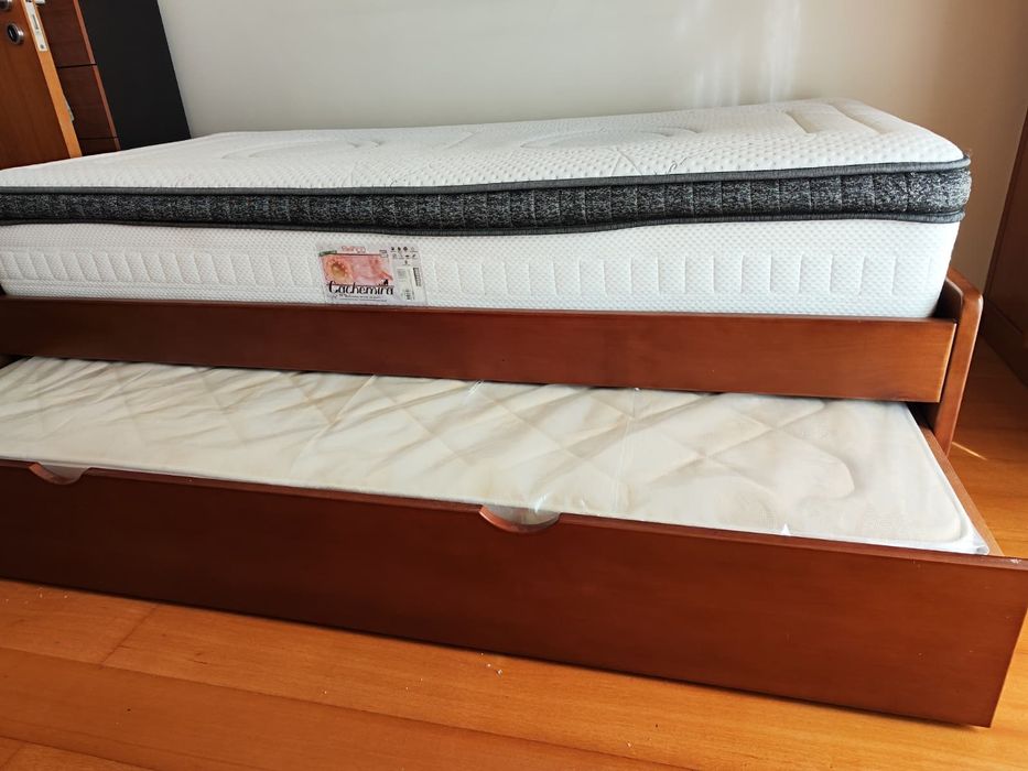 Cama solteiro dupla em cerejeira