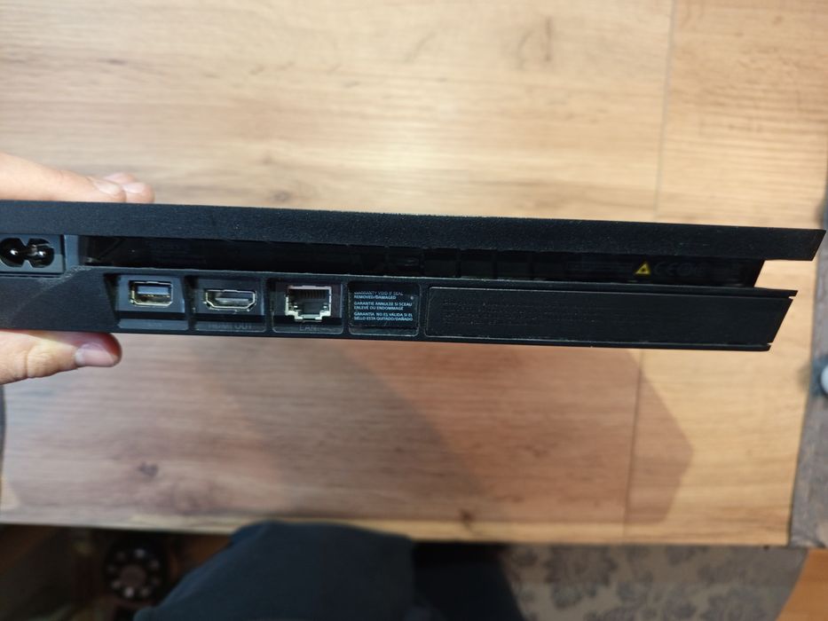 Sprzedam Ps4 używany w bardzo dobrym stanie z dwoma padami