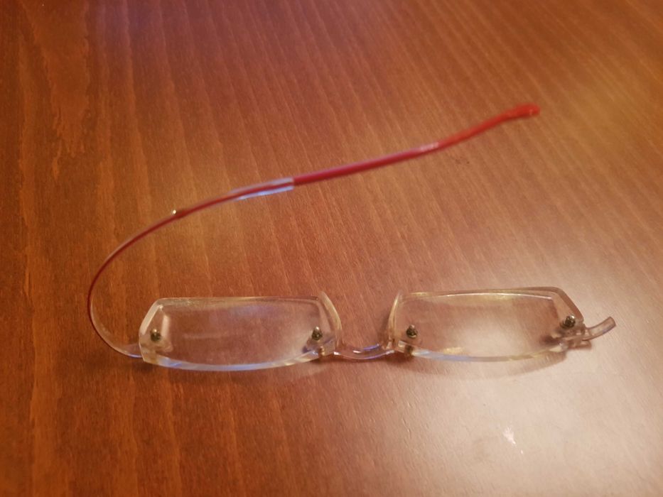 Zausznik czerwony okulary bez ramkowe