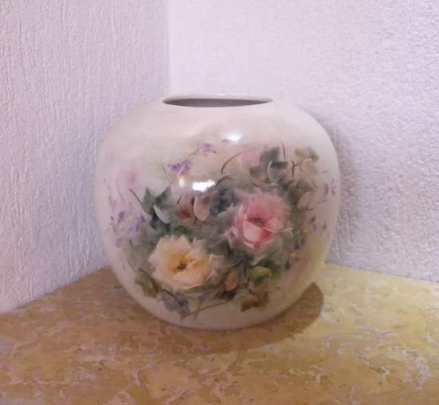 Jarra em porcelana pintada à mão e assinada