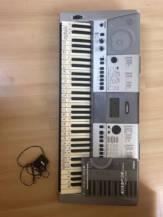 Yamaha PSR-E413 – keyboard z zasilaczem, statywem i pulpitem na nuty