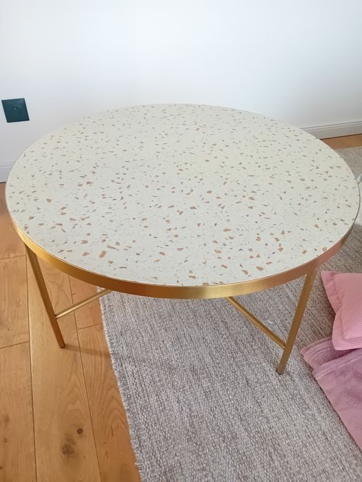 Stolik kawowy ze złotymi nóżkami