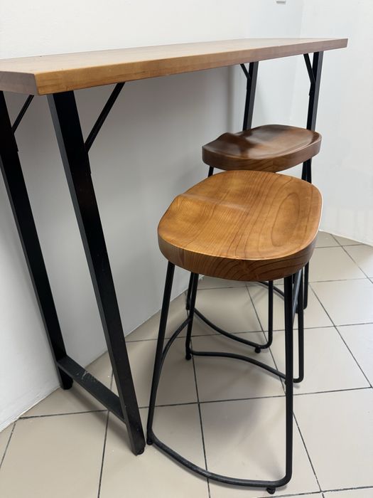 Mesa/bar com cadeiras
