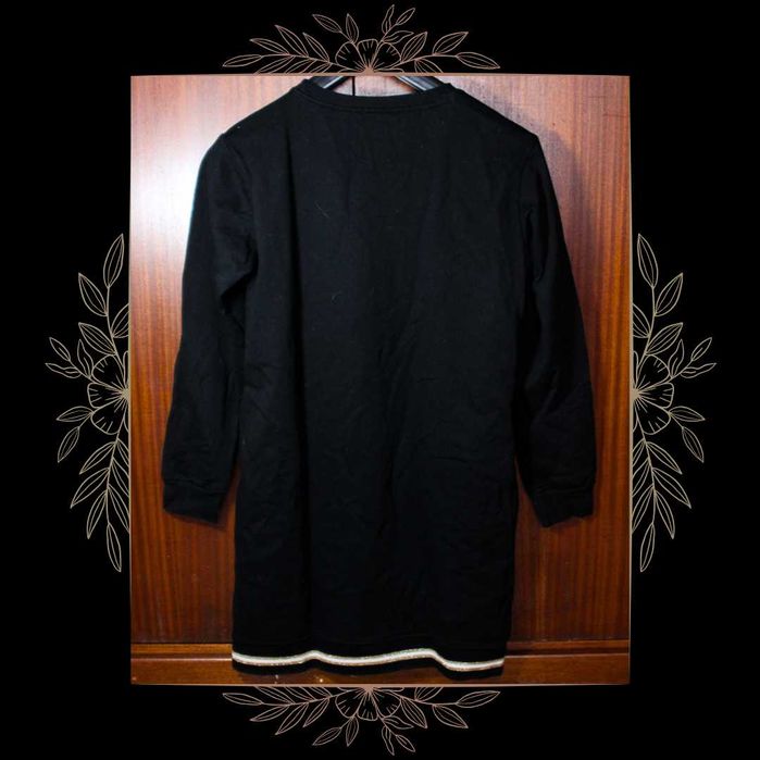 Vestido Curto e Justo Preto com Detalhes Dourados