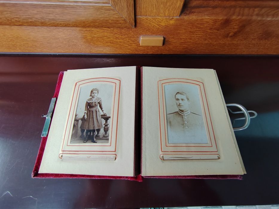 Stary album na zdjęcia kartonikowe