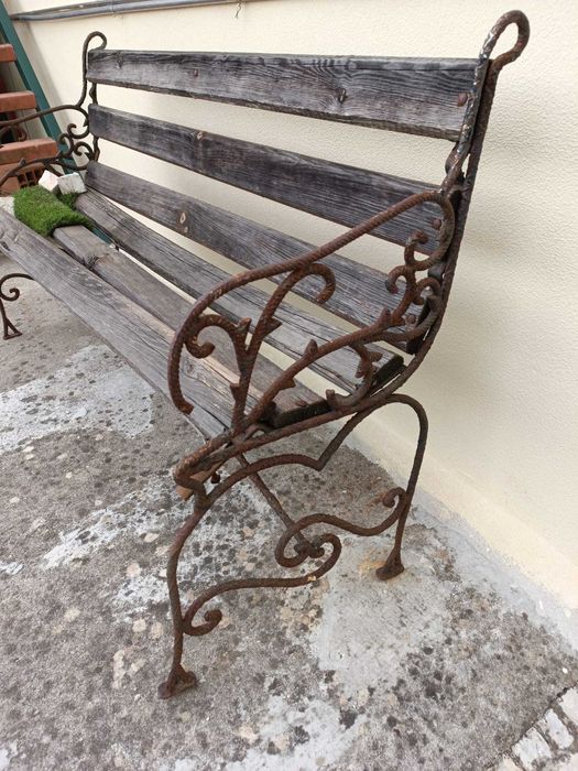 2 Bancos de jardim vintage em ferro (design trabalhado), para restaurar. Oferta da mesa