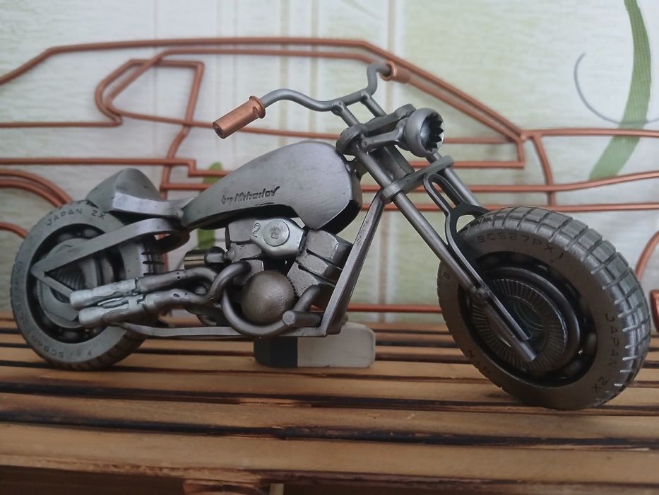 Модель мотоцикла из болтов и гаек