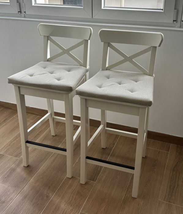 Bancos altos de bar brancos com almofada
