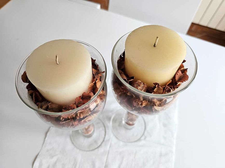 Dois suportes com pés e velas