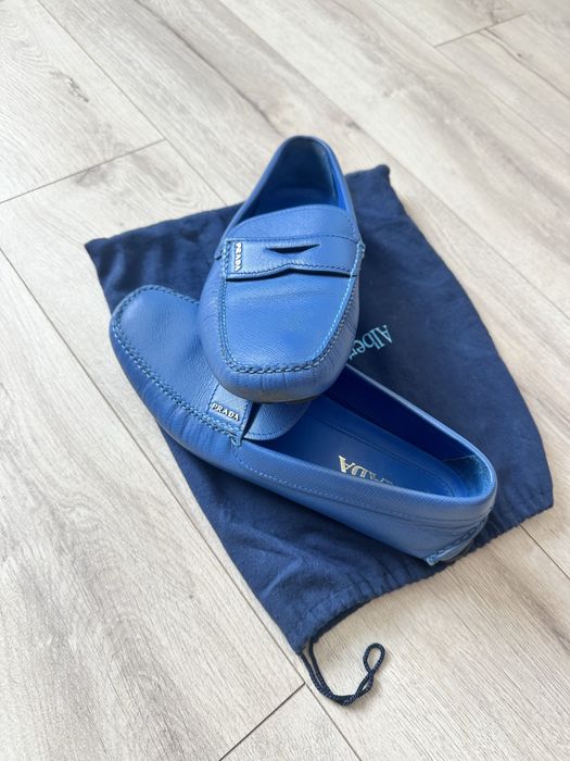 Це чоловічі лофери Prada з сап'янової шкіри (Saffiano leather)
