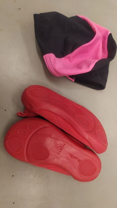 Buty do wody Decathlon rozmiar 25, czepek gratis