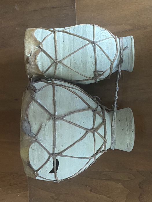 Jambés africanos em pele e ceramica (conjunto de dois)