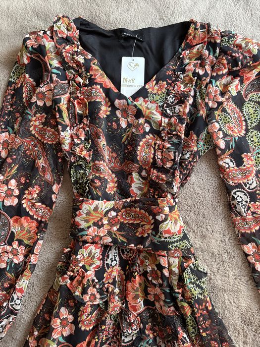 Стильна сукня з квітковим принтом