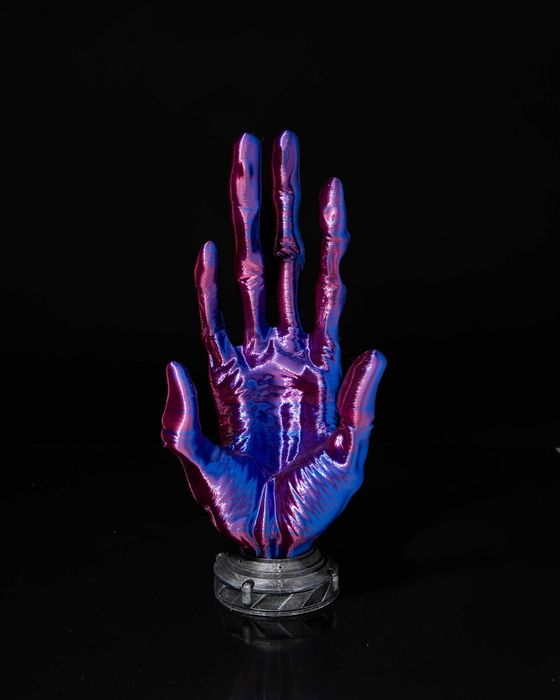 Suporte para Comandos – Modelo "Mão Zumbi"