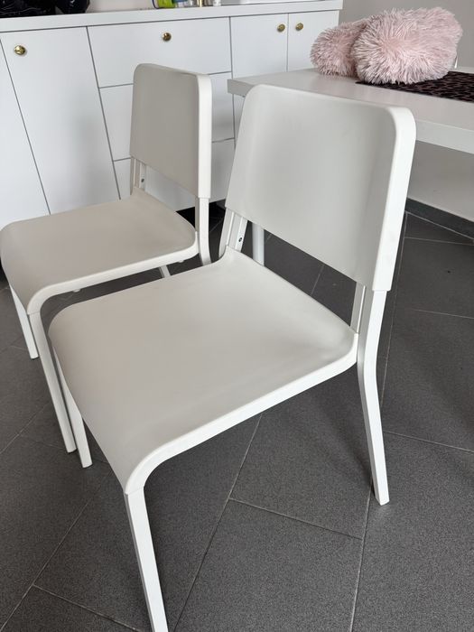 Białe krzesła plastikowe Ikea