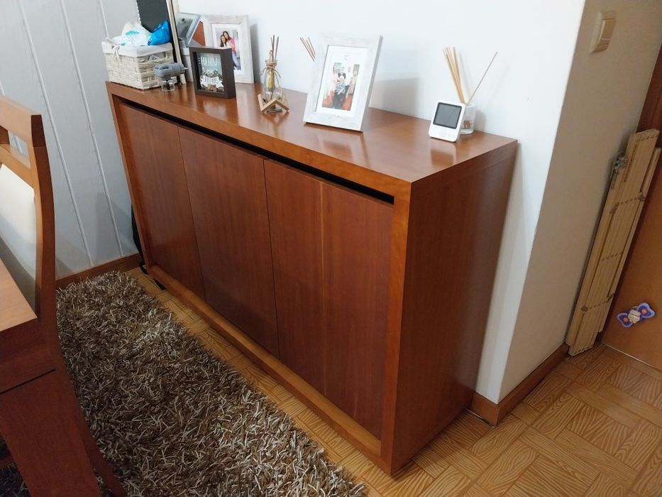 Conjunto de Mobiliário em Madeira de Cerejeira