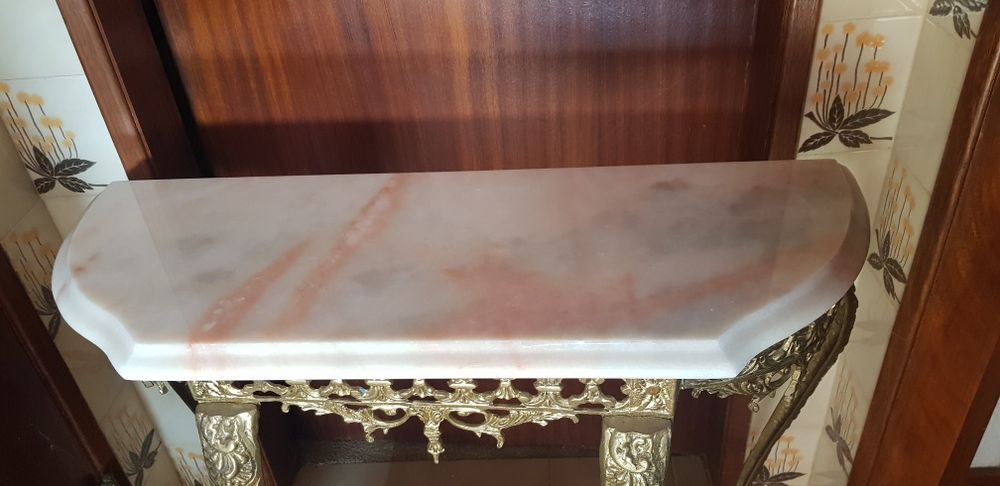 Mesa em talha dourada