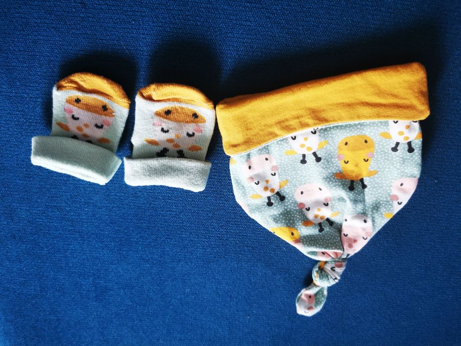 Czapeczka i skarpetki niemowlęce