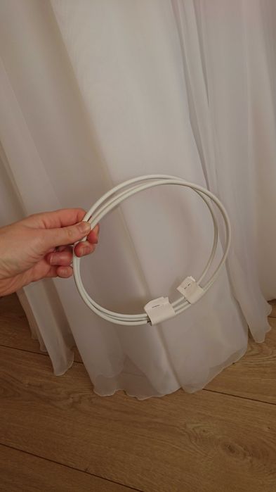 Biała suknia ślubna na jedno ramię