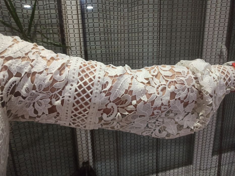 Гарна сукня з ажурною вишивкою