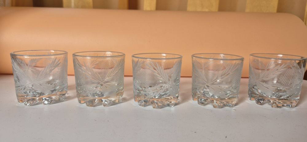 Piękne stare kieliszki ze szlifem Komplet dla 5 osób T17