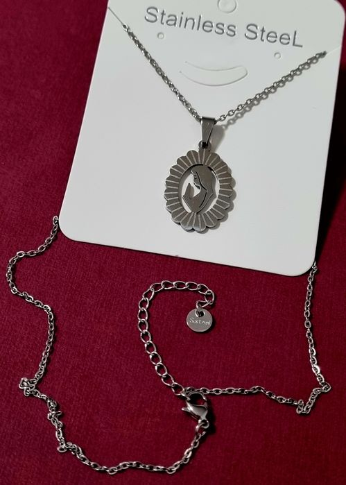 Colar prateado/dourado, em aço, com pingente da Nossa Senhora. Tem extensor