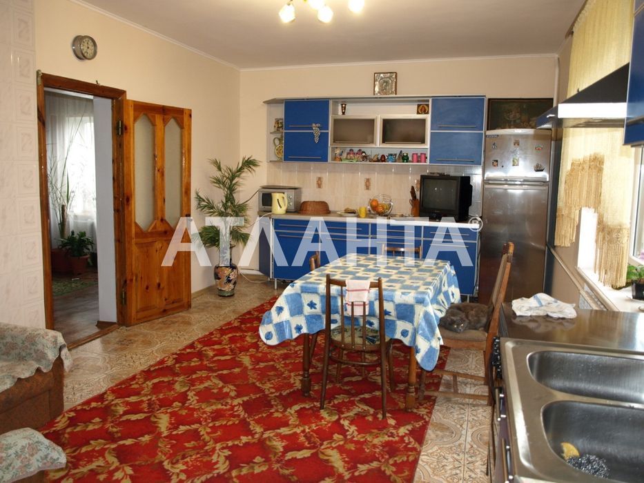 Хозяйский дом в Фонтанке в жилом состоянии. Застроенный район