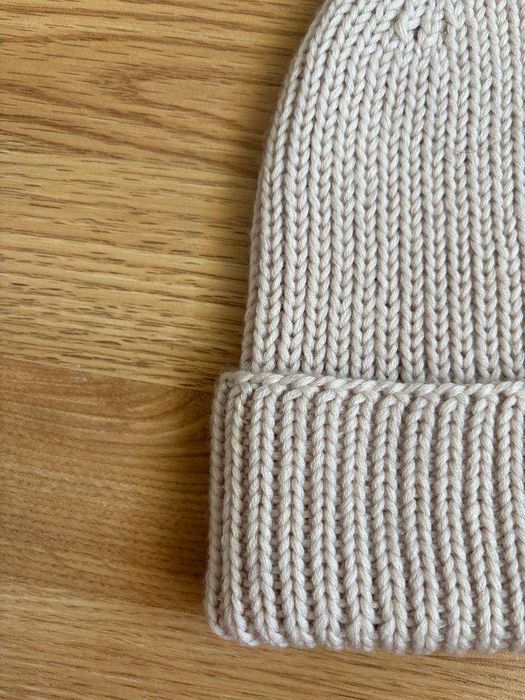 Зимова в’язана шапка ручної роботи з 100% мериносової шерсті.