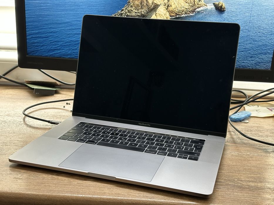 Apple MacBook Pro 15” Core i7 16/512 A1707