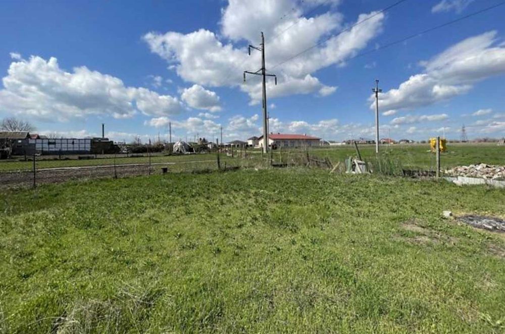 Продаж земельної ділянки у Центрі с. Молодіжне
